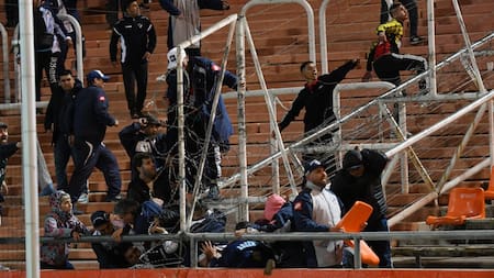 Incidentes entre hinchas de Quilmes y la Policía, Copa Argentina. Foto: Télam