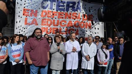 Marcha de docentes a la casa de la provincia de Chubut en el centro porteño