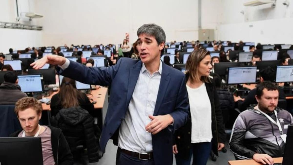 Adrián Pérez simulacro de transmisión del telegrama en la escuela