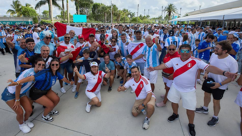 Hinchas argentinos y peruanos; Copa América 2024. Foto: X @CopaAmerica.