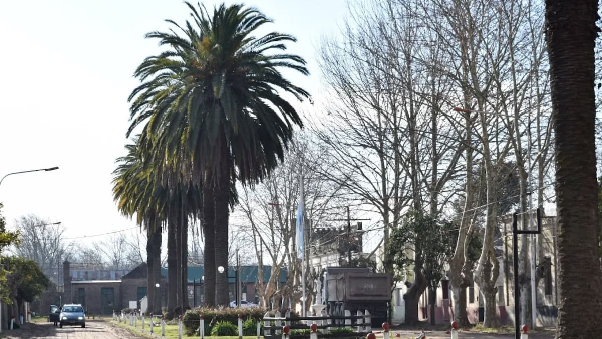 El pueblo que asfaltó su avenida por un futuro rey. Foto: Instagram @viejasestacionesypueblos