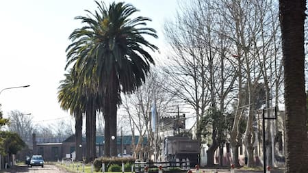 El pueblo que asfaltó su avenida por un futuro rey. Foto: Instagram @viejasestacionesypueblos