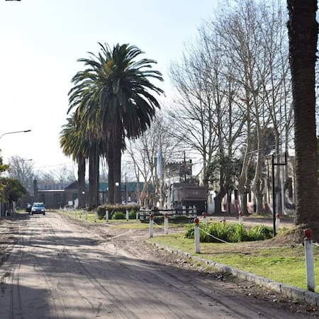 El pueblo que asfaltó su avenida por un futuro rey. Foto: Instagram @viejasestacionesypueblos