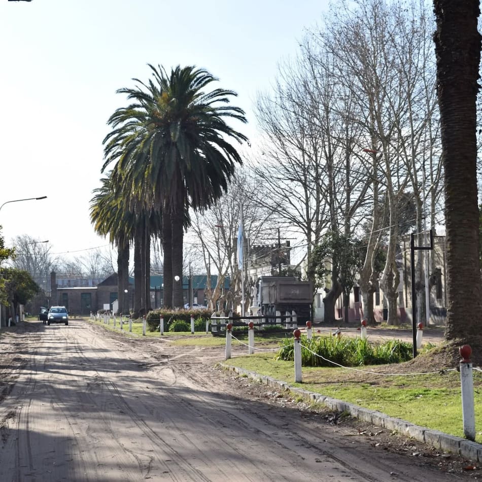 El pueblo que asfaltó su avenida por un futuro rey. Foto: Instagram @viejasestacionesypueblos