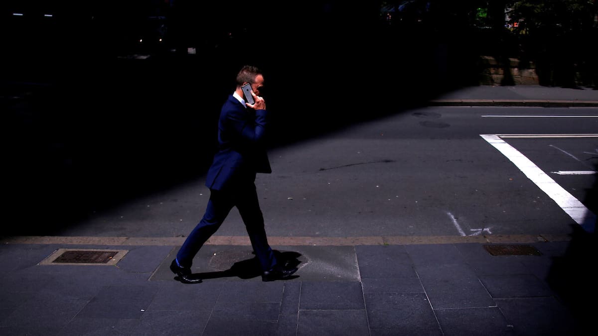 Hombre hablando por teléfono por las calles de Sídney. Foto: REUTERS.