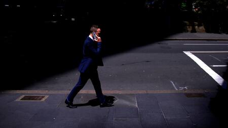 Hombre hablando por teléfono por las calles de Sídney. Foto: REUTERS.
