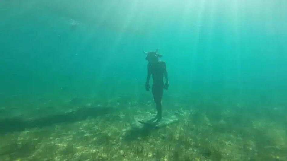 Estatua de minotauro en un lago de Neuquén. Foto: captura video.