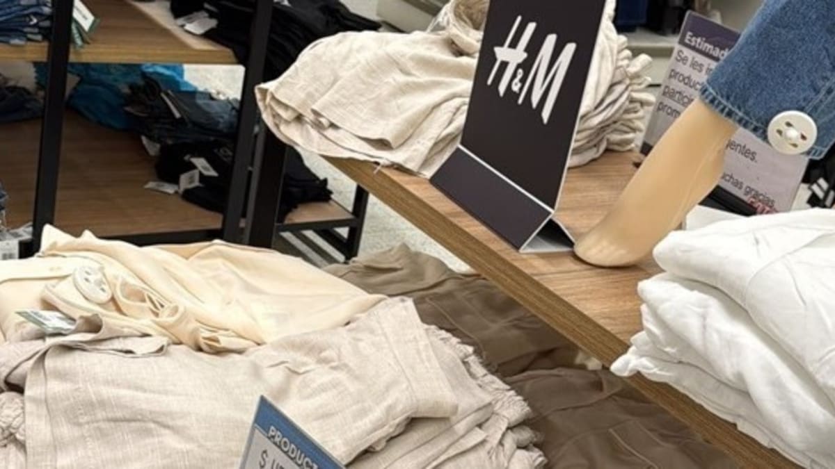 Una reconocida cadena de supermercados empezó a vender ropa de H&M en algunas de sus sucursales.