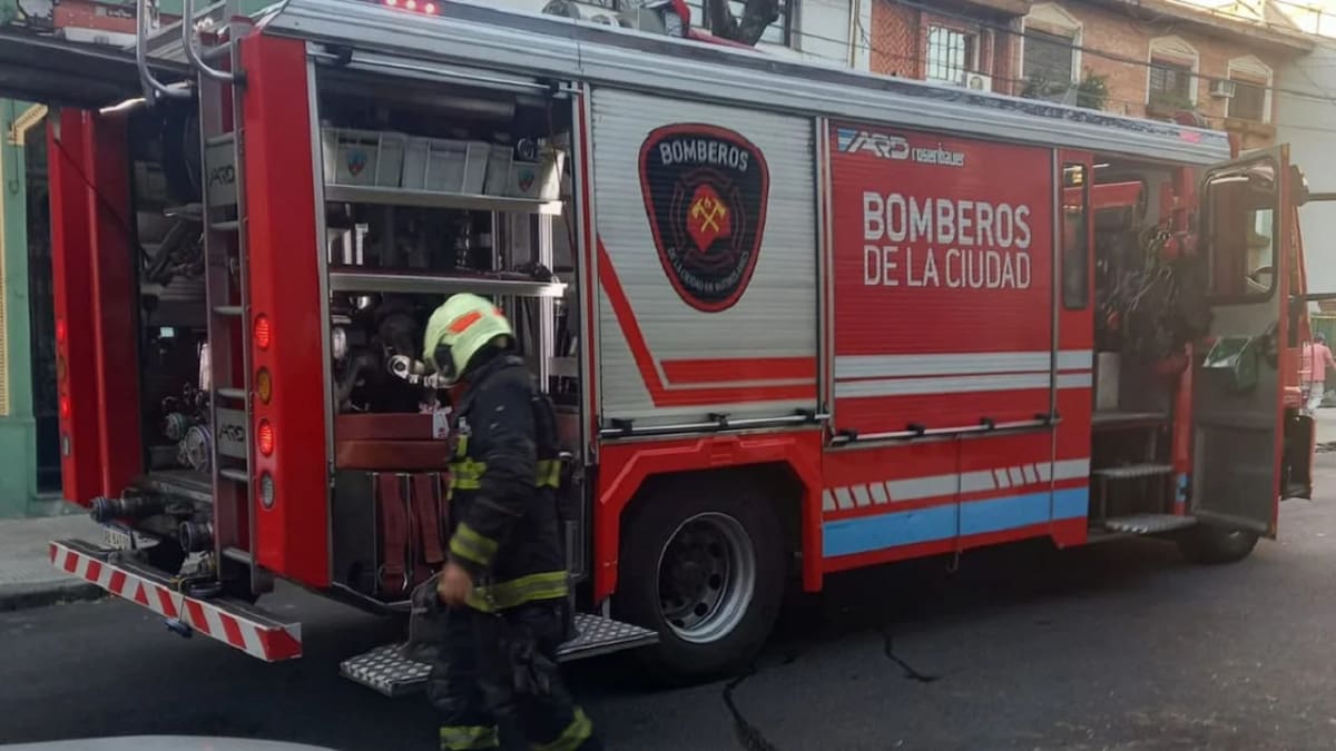 Los bomberos trabajaron en el lugar. Foto: NA.