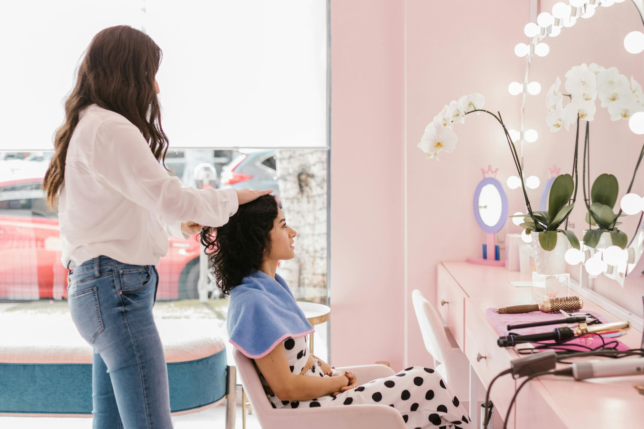 Peluquería, cabello. Foto: Pexels.