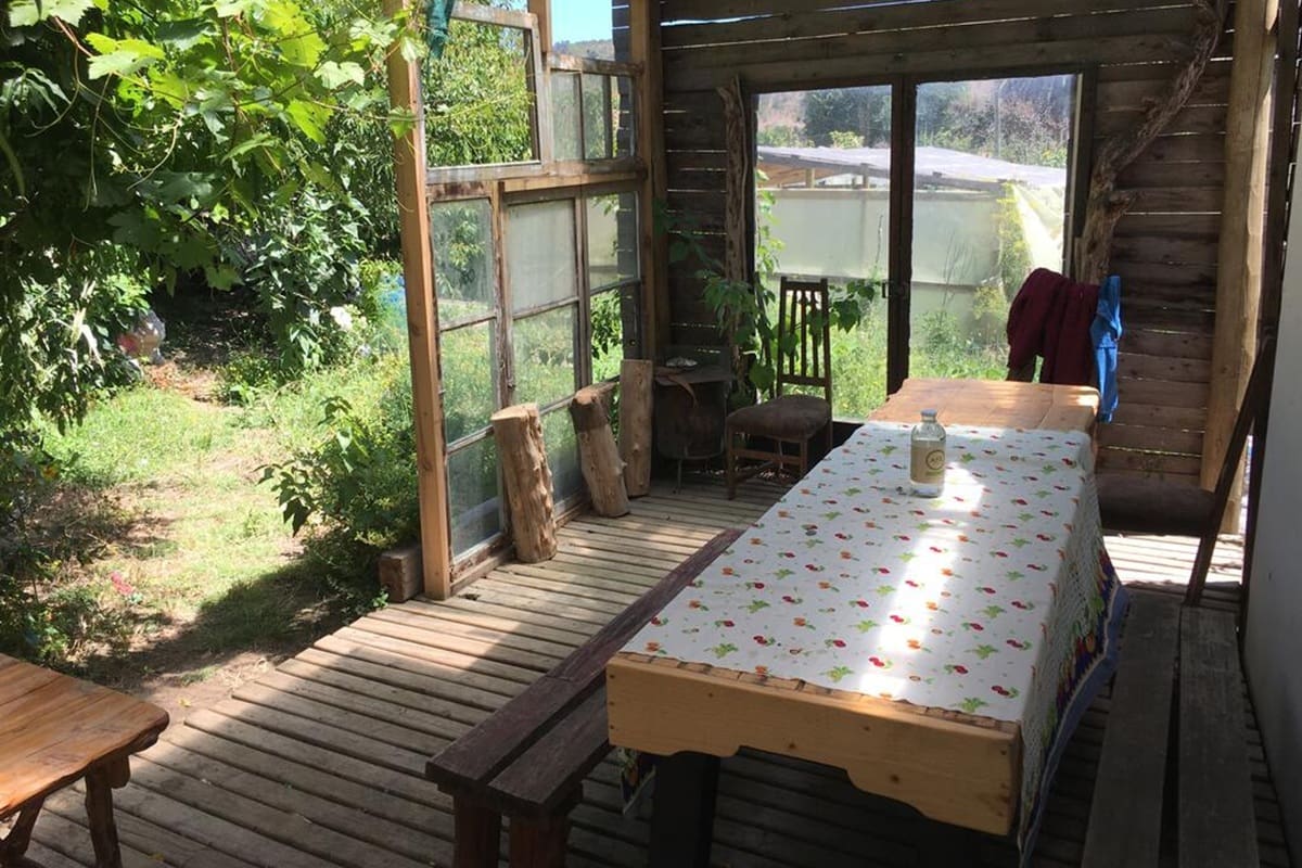La propuesta ubicada cerca de Matanzas, incluye desayuno, almuerzo, excursiones y horarios flexibles. La convocatoria está abierta a viajeros solos, parejas y dúos que quieran sumarse a tareas de huerta, jardinería y mantenimiento rural.