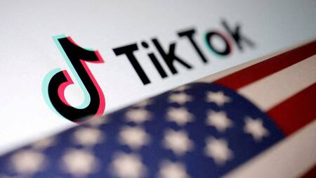 Logo de TikTok con bandera de Estados Unidos. Foto: Reuters.
