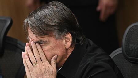 Jair Bolsonaro presentó informes bancarios de sus cuatro años de mandato. Foto: EFE.