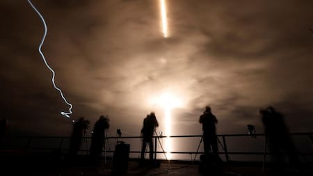 Despegue del Falcon 9 de Space X hacia la Estación Espacial Internacional. Reuters