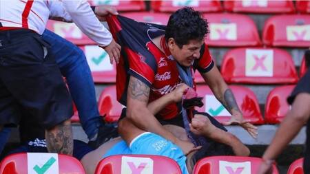 Ataques entre hinchas de Atlas y Querétaro de México