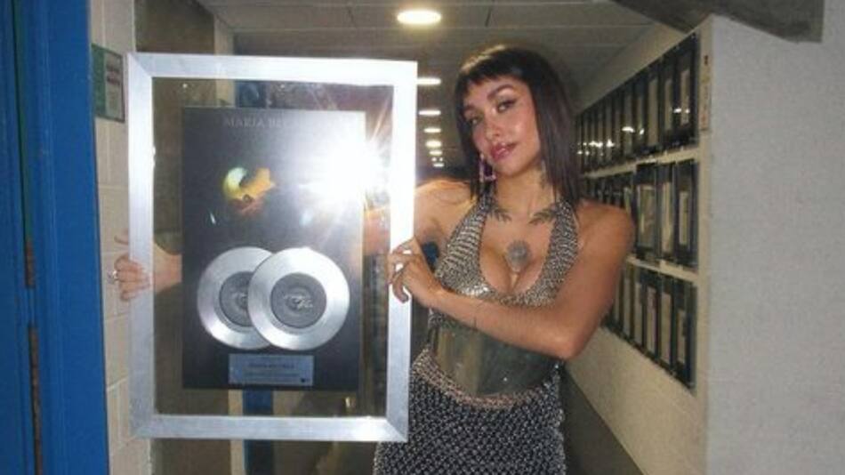 María Becerra con su doble disco de platino. Foto: Instagram.