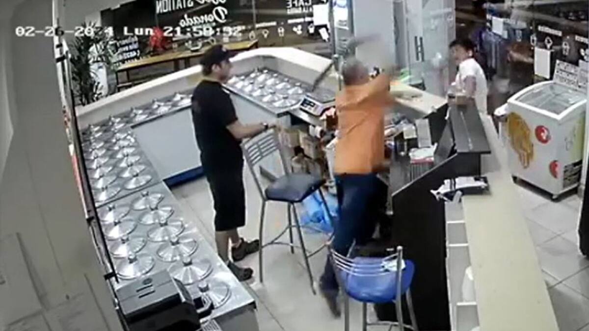 Brutal pelea en una heladería de Palermo. Foto: captura de video.