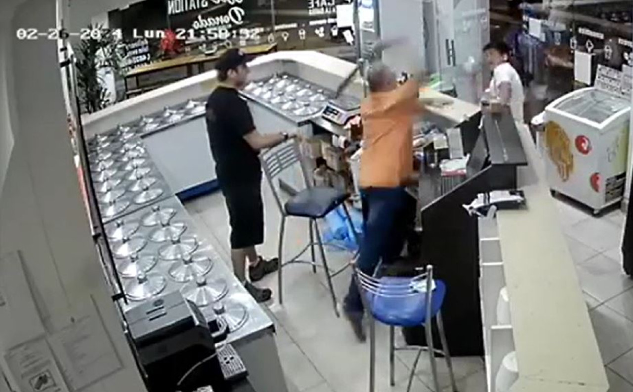 Brutal pelea en una heladería de Palermo. Foto: captura de video.