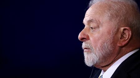 El Presidente de Brasil, Luiz Inácio Lula da Silva, hace gestos en una conferencia de prensa conjunta con el Canciller alemán Olaf Scholz. Reuters