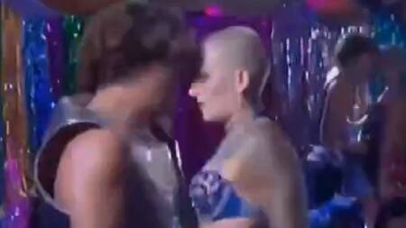 Apasionante beso entre Furia y Emmanuel. Foto: captura de video