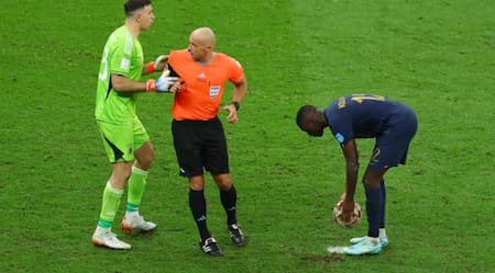 Dibu Martínez ante la Selección de Francia en la final de Qatar. Foto:NA