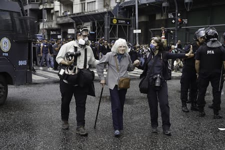 Enfrentamientos entre manifestantes y policías durante la protesta de los jubilados. Foto: NA/Damián Dopacio