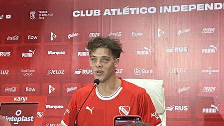 Conferencia de prensa de Santiago Maratea en Independiente. Foto: @DiabolicosAr.