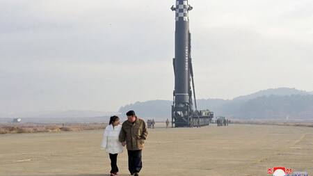 Kim Jong Un y su hija observan un misil. Foto: Reuters
