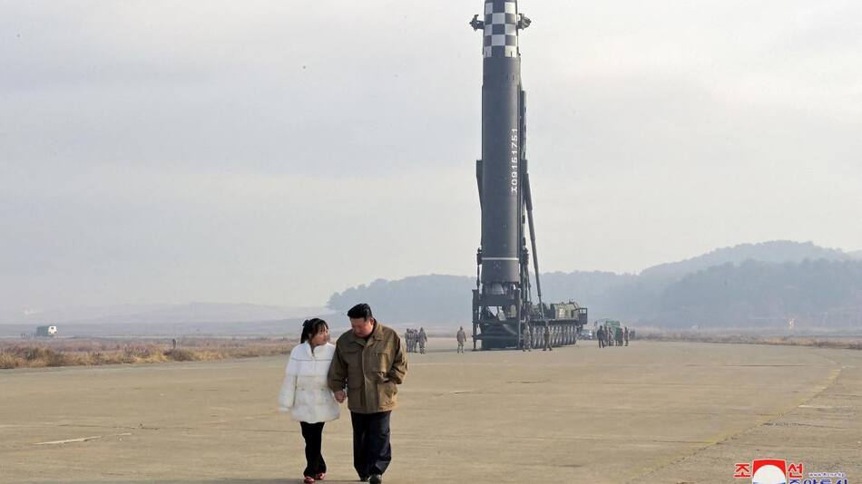Kim Jong Un y su hija observan un misil. Foto: Reuters