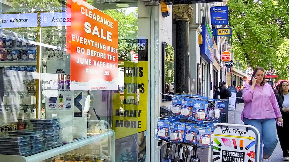 Tienda de venta de vapeadores en Londres, Reino Unido. Foto: Reuters/Guillermo Garrido.