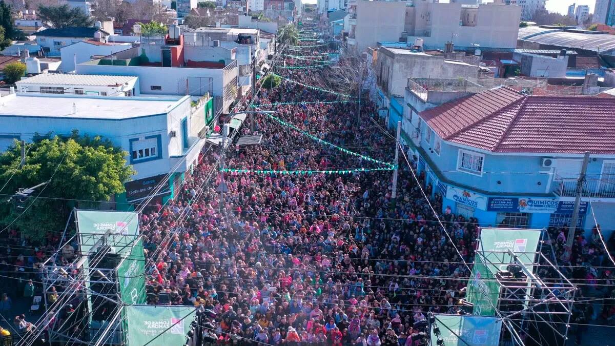 Multitud de vecinos recorriendo la calle Maipú durante los festejos por los 153 años de Banfield con stands, food trucks y actividades recreativas.