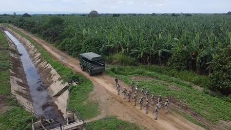 Patrullaje en la frontera entre Perú y Ecuador. Foto: EFE
