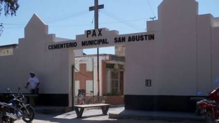 Dos jóvenes querían tener relaciones en un cementerio, pero fueron sorprendidos por ladrones: les robaron y abusaron de la chica