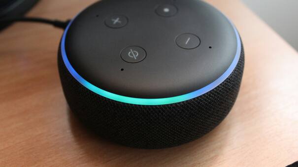 Asistentes de voz: las funciones de Alexa que facilitan la vida de los adultos mayores