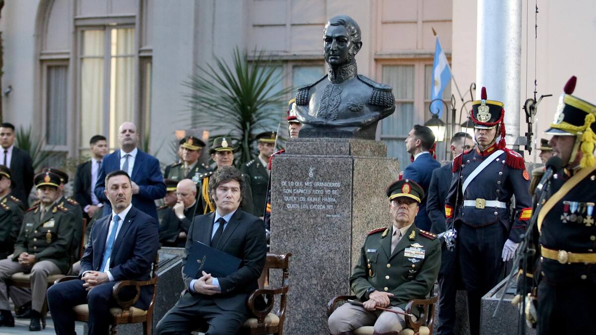 El Gobierno restituirá la custodia del sable corvo de San Martín al Regimiento de Granaderos a Caballo.