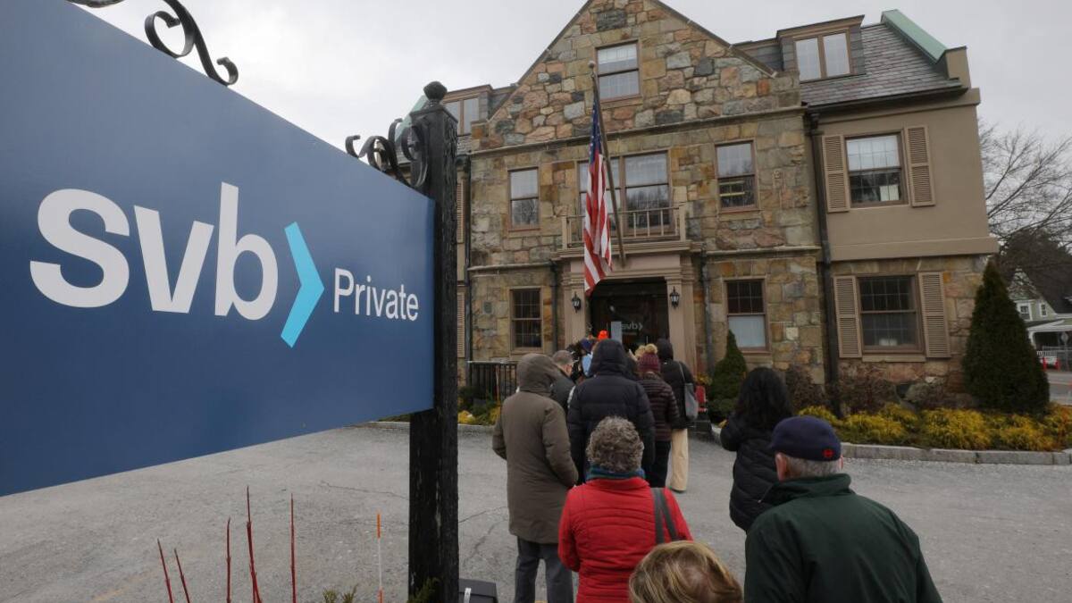 Clientes hacen cola frente a una sucursal del Silicon Valley Bank en Wellesley, Massachusetts, EEUU. 13 de marzo de 2023_ FOTO REUTERS