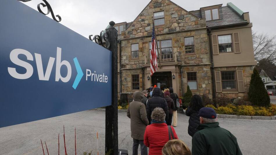Clientes hacen cola frente a una sucursal del Silicon Valley Bank en Wellesley, Massachusetts, EEUU. 13 de marzo de 2023_ FOTO REUTERS