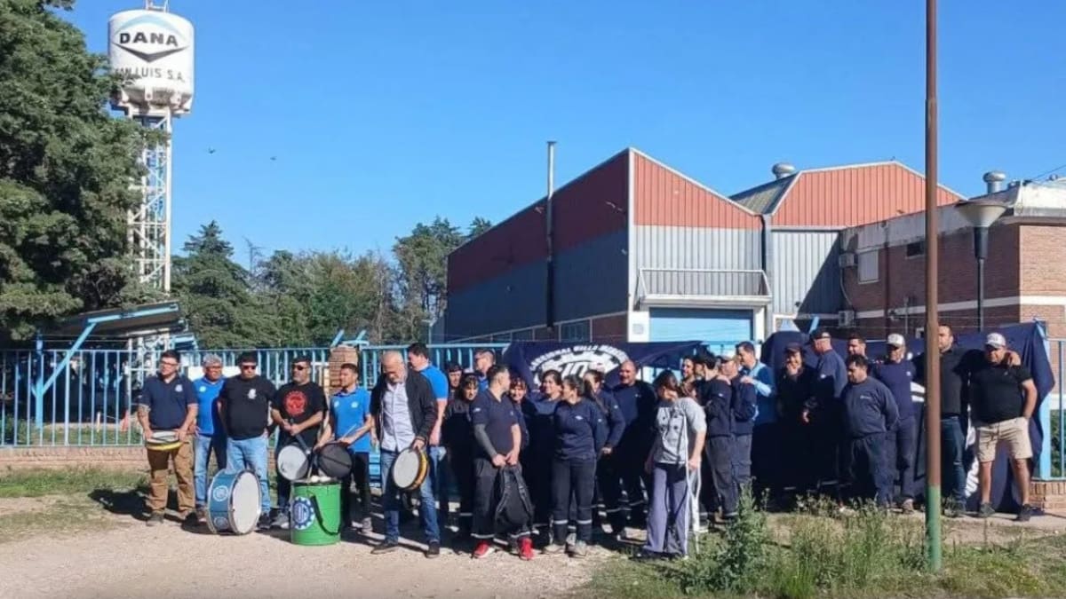 Los 50 empleados fueron echados vía WhatsApp.