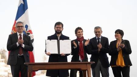 Gabriel Boric promulgando Ley contra el Narcotráfico. Créditos: EFE