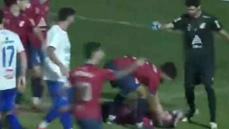 Violenta trompada en el fútbol uruguayo. Foto: X @santicahe