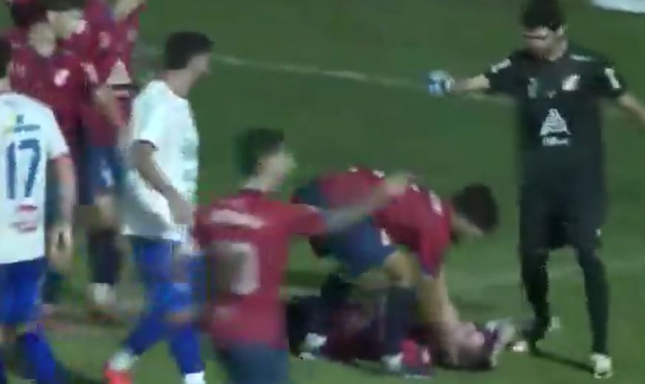 Violenta trompada en el fútbol uruguayo. Foto: X @santicahe