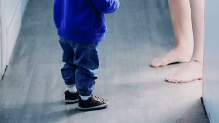 Diferencias entre caminar descalzo o usando zapatillas. Foto: Unsplash