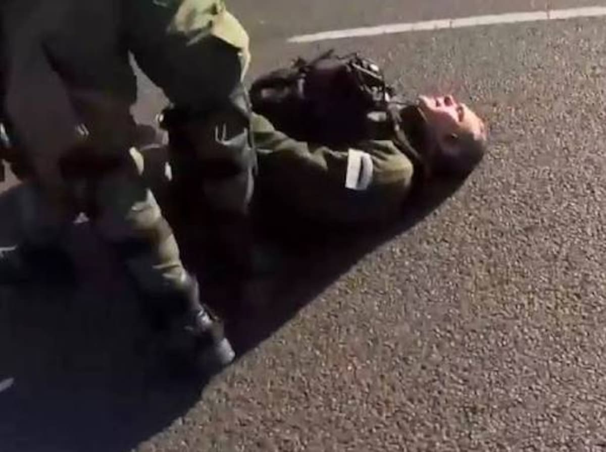 Juan López Torales se arroja sobre el capó de un automóvil en la autopista Panamericana en 2014.