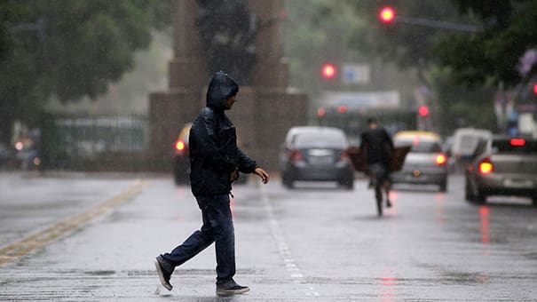 Bajó la temperatura, pero vuelve la lluvia: a qué hora llegan las tormentas, según el pronóstico