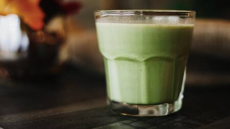 La espinaca puede consumirse incluso en jugos o licuados. Foto: Unsplash.