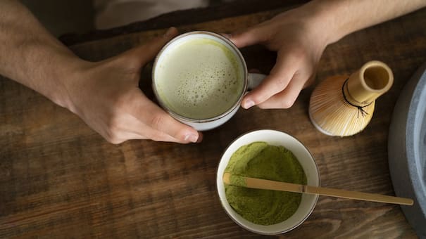Cómo hacer matcha latte, la tendencia que destronó al café con leche y se volvió furor en todas las cafeterías