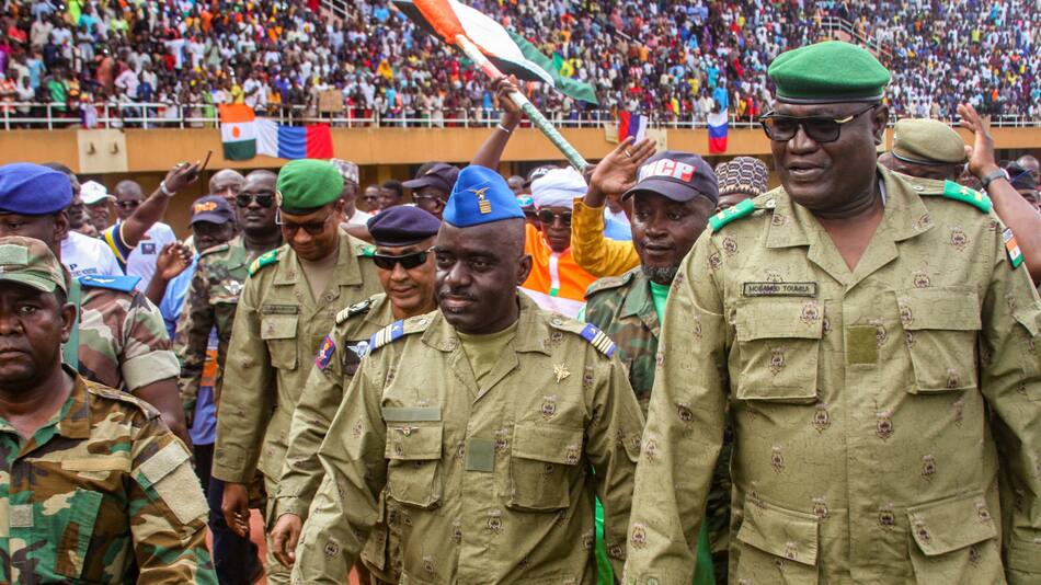 Miembros de un consejo militar que dio un golpe de estado en Níger asisten a un mitin en un estadio en Niamey, Níger. Foto: Reuters