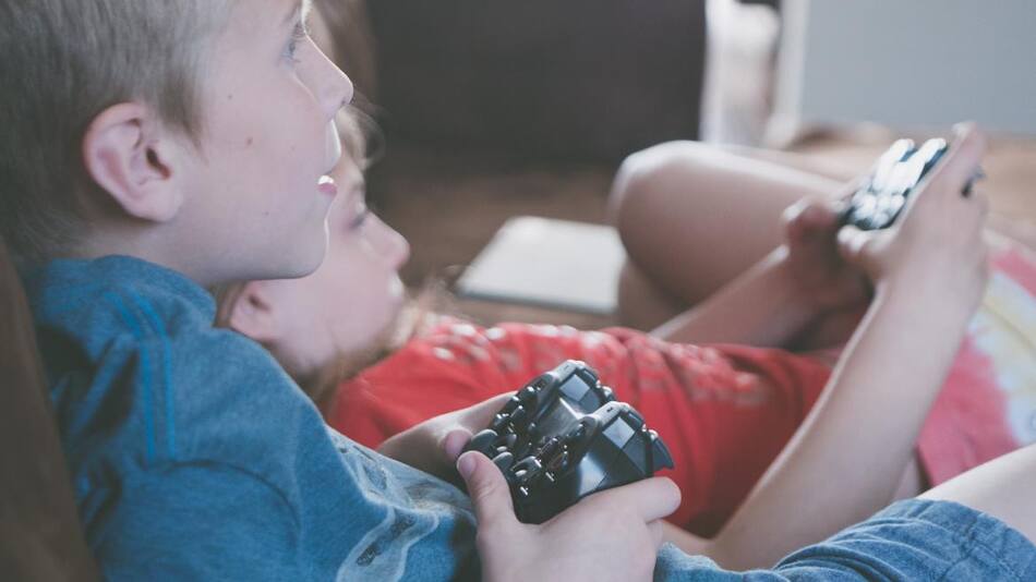 Niños con videojuegos. Foto: Jessica Lewis