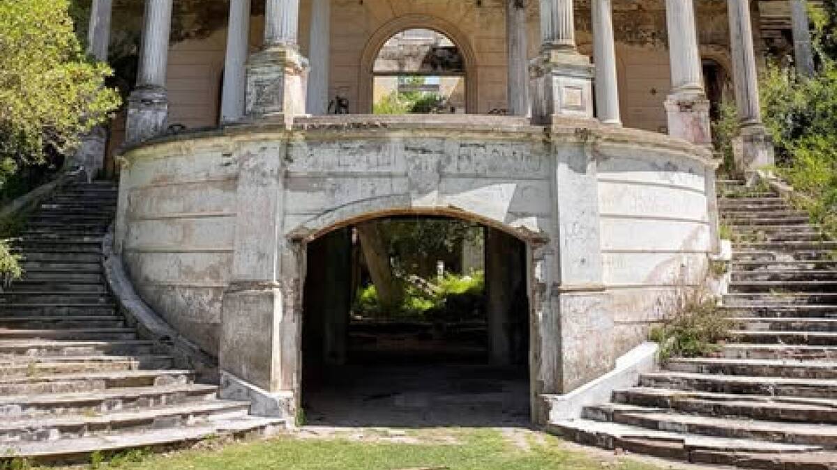 La imponente fachada del Palacio Piria. Foto: Instagram @marian0sobico