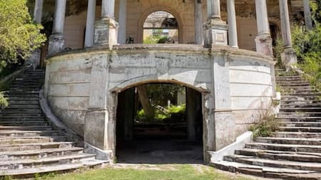 La imponente fachada del Palacio Piria. Foto: Instagram @marian0sobico